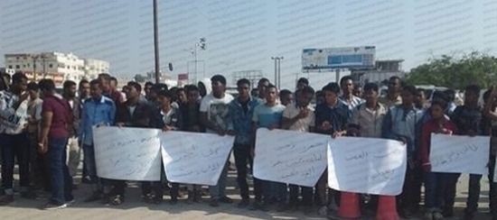 لارتفاع أسعار المواصلات.. وقفة لطلاب غيل باوزير أمام بوابة جامعة حضرموت