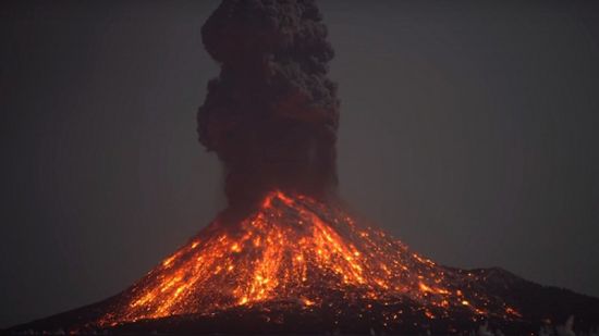 بالفيديو.. ظاهرة ساحرة في انفجار بركان إندونيسي