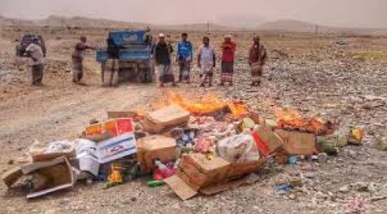بالفيديو.. منظمات دولية توزع مواد غذائية منتهية الصلاحية على سكان عدن