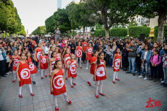 "صور" شعب تونس يحارب الإرهاب بالفن