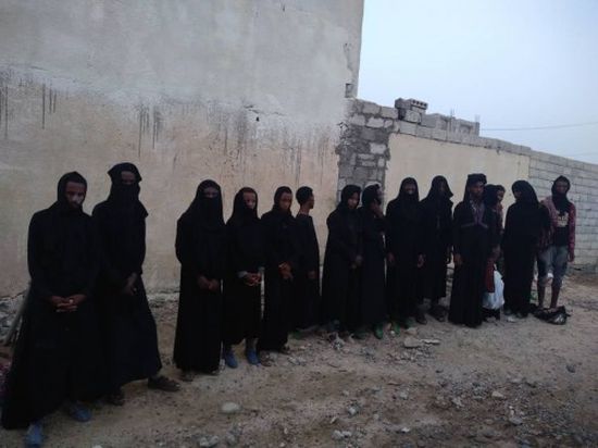 هروب كبير لمليشيات الحوثي من الحديدة بملابس نسائية .. " صور "