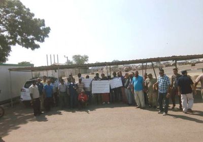 وقفة احتجاجية لعمال شركة مصافي عدن للمطالبة بتسلم الأراضي الخاصة بهم