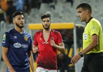 إيقاف المغربي وليد أزارو لاعب الأهلي بعد تمزيقه قميصه في مباراة الترجي