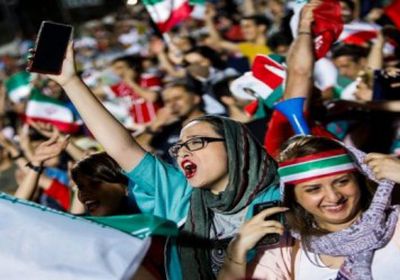 نساء إيران تقاوم قمع السلطات بمنعهن من حضور المباريات