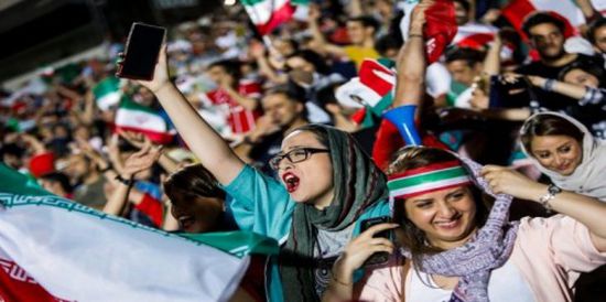 نساء إيران تقاوم قمع السلطات بمنعهن من حضور المباريات
