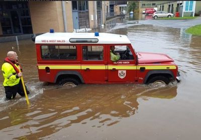 "شاهد".. غرب إنجلترا يغرق بسبب الأمطار والفيضانات