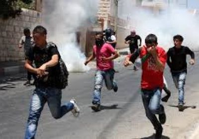 إصابة عشرات الطلاب الفلسطينيين باختناق نتيجة اشتباكات مع قوات الاحتلال بالخليل