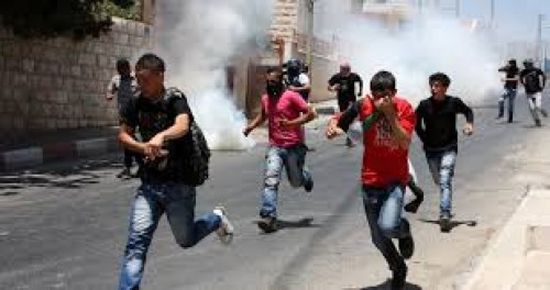 إصابة عشرات الطلاب الفلسطينيين باختناق نتيجة اشتباكات مع قوات الاحتلال بالخليل