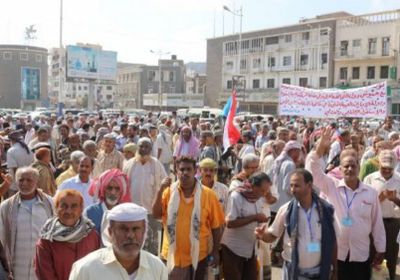 المسرحين من الجيش والشرطة يطالبون هادي بصرف مستحقاتهم