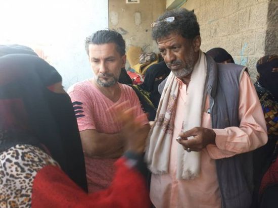 مسلحون يعرقلون توزيع مواد غذائية على أسر فقيرة في دار سعد