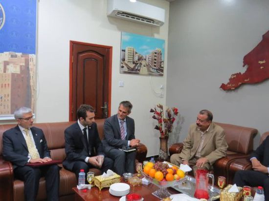 رئيس الجمعية الوطنية للانتقالي يلتقي القيادة الجديدة للصليب الأحمر ويكرم رئيسها السابق في عدن 