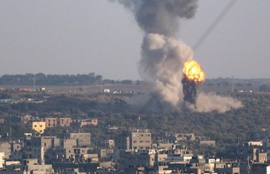 رغم الدعوات الدولية بالوقف.. إسرائيل تجدد غاراتها على غزة