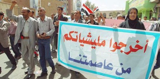 الحوثيون يبطشون بأكاديمي على مرأى ومسمع من طلبته وزملائه.. تعرف على السبب