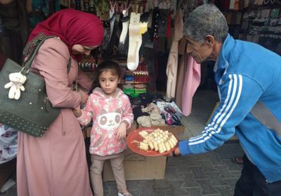 بالصور.. أهالي غزة يوزعون الحلوى احتفالاً باستقالة "ليبرمان"