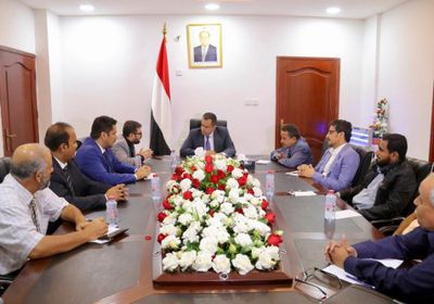 ناشط يسخر من حكومة هادي والسبب قطر!