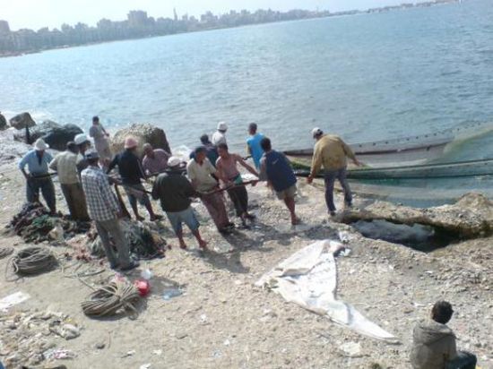 مليشيا الحوثي تحتجز 18 صيادًا.. والتحالف يٌفرج عنهم «تفاصيل»
