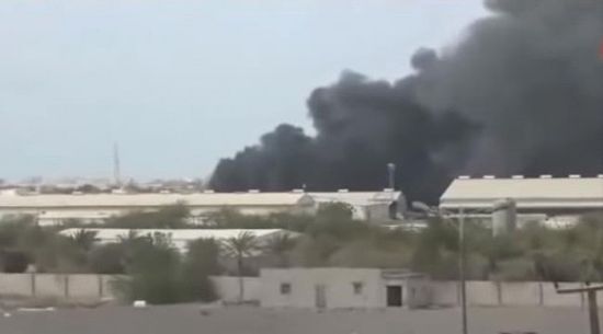 حريق يلتهم مجمع إخوان ثابت بعد قصفه بقذائف الهاون الحوثية «فيديو»