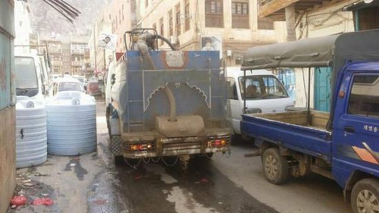 في صنعاء.. الحصول على المياه مقابل الدولار