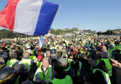 وفاة سيدة وإغلاق الطرق الرئيسية في فرنسا بسبب الضرائب «فيديو»
