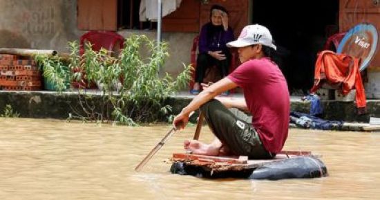 مقتل 12 شخصا في فيضانات وانهيارات أرضية في فيتنام 