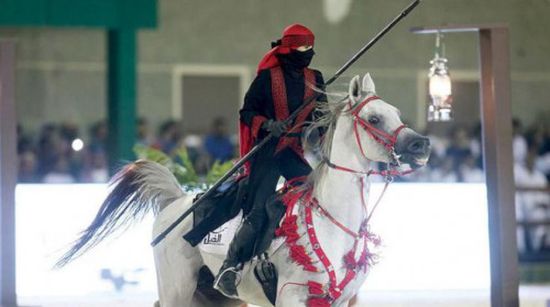 فارسات سعوديات يتميزن في رياضة "التقاط الأوتاد"