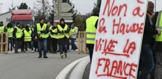 محتجون فرنسيون يمنعون الوصول لخزانات الوقود احتجاجا على رفع أسعاره