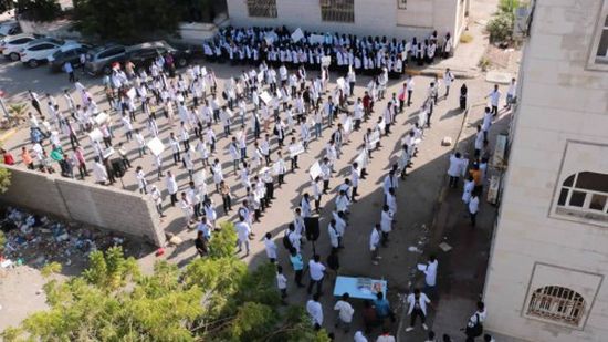 طلاب صيدلة عدن يستمرون في وقفتهم الاحتجاجيه لليوم الثاني 