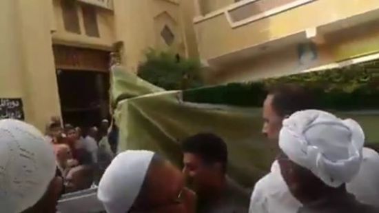 بالفيديو.. نعش إمرأة يرفض دخول المسجد يحدث ضجة في مصر