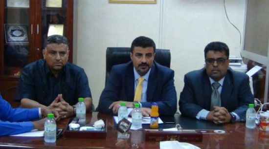 محافظ عدن يناقش سبل تعزيز الخدمات العامة للمواطنين بالمحافظة