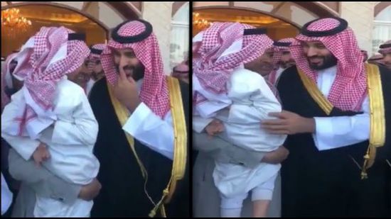 شاهد.. طفل يعترض طريق الأمير محمد بن سلمان لطلب سيارة فارهة