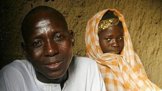 سوداني يعرض طفلته للزواج في مزاد على "فيسبوك"