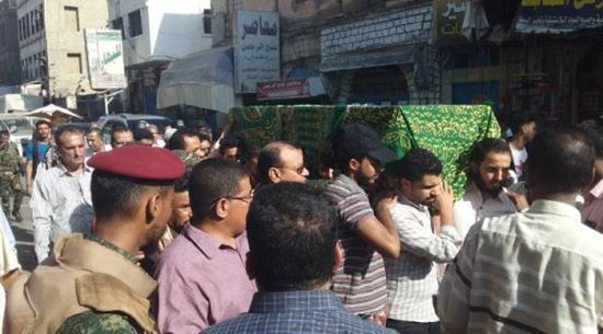 بحضور مسؤولين في عدن.. تشييع جثمان القاضي جمال محمد عمر «صور»