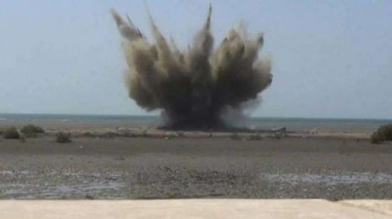 الجيش يفكك ألغاماً بحرية زرعها الحوثي قبالة سواحل ميدي