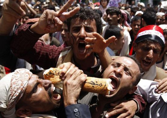 صحفي إماراتي: لم نكن نتصور يوماً أن يموت الناس في اليمن جوعاً