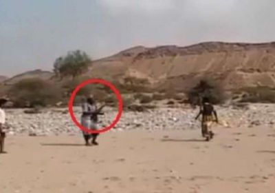 شاهد.. حكم مباراة بشبوة يستخدم الرصاص بدلاً من الصفارة