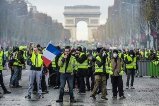 "السترات الصفراء" تدفع باريس للاستنفار الأمني