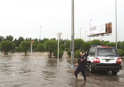 أمطار غزيرة في الكويت وتحذيرات من تقلبات الطقس «فيديو»