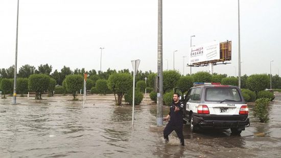 أمطار غزيرة في الكويت وتحذيرات من تقلبات الطقس «فيديو»