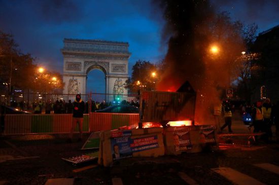 شرطة فرنسا تستخدم الغاز لتفريق احتجاجات باريس 
