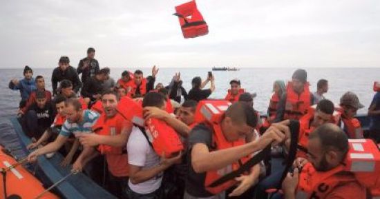 قوات البحرية الفرنسية تنقذ 8 مهاجرين فى حالة صعبة
