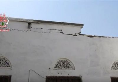 بالفيديو.. لحظة نجاة مواطن من موت محقق بقذائف الحوثي في الحديدة