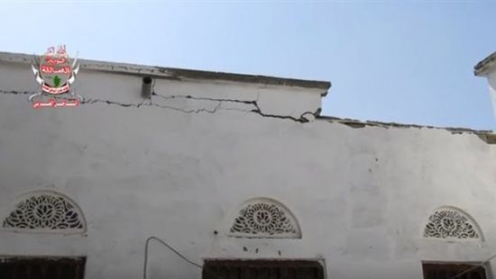 بالفيديو.. لحظة نجاة مواطن من موت محقق بقذائف الحوثي في الحديدة