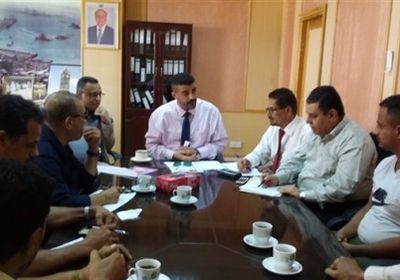 محافظ عدن يناقش سبل توفير معدات النظافة على المديريات