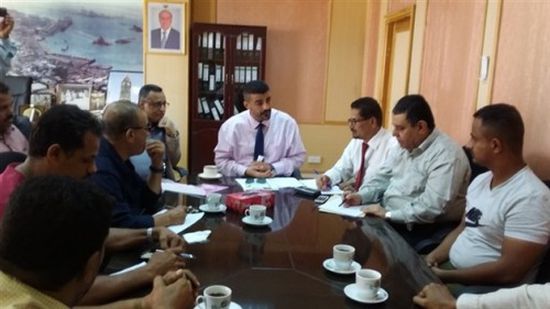 محافظ عدن يناقش سبل توفير معدات النظافة على المديريات