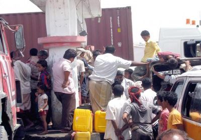 الحكومة تبيع البنزين بأعلى من السعر السابق في عدن