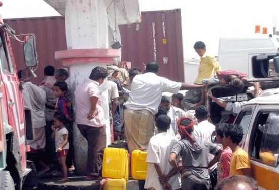 الحكومة تبيع البنزين بأعلى من السعر السابق في عدن