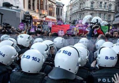 هكذا فرقت الشرطة التركية تظاهرة ضد العنف بحق المرأة