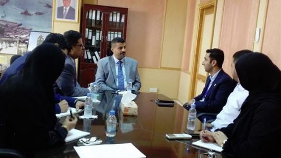 محافظ عدن يبحث سبل التعاون لتنفيذ المشروع الأمريكي