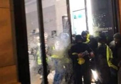 متظاهرون فرنسيون يغلقون مدخل البرلمان الفرنسي بالحجارة 