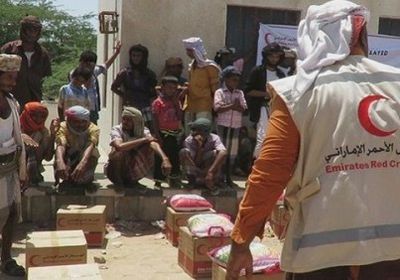 الهلال الأحمر الإماراتي يواصل تقديم المساعدات لأهالي أبين
